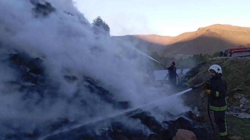 Van'da istiflenen ot yığını yandı