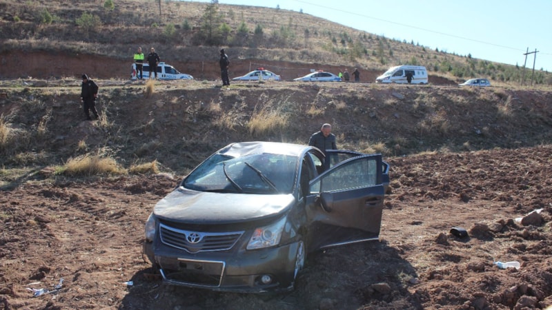 Aksaray'da otomobil şarampole girdi