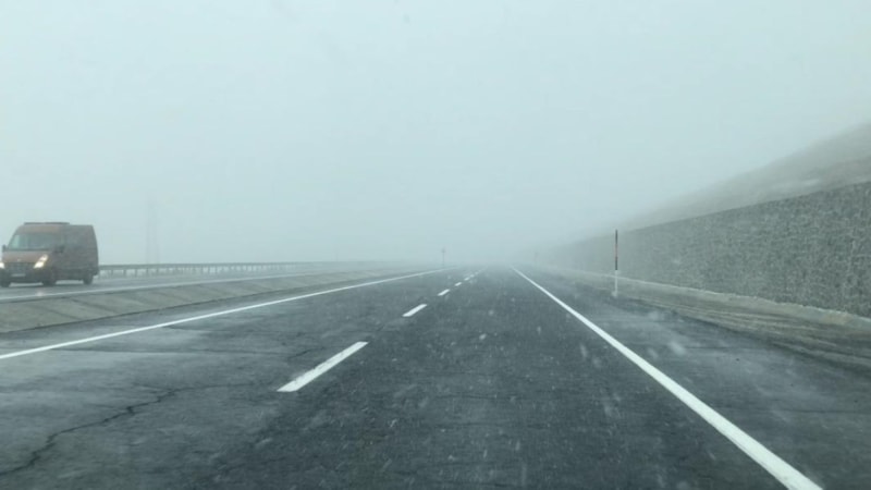 Ardahan-Kars yolunda sis ve kar yağışı