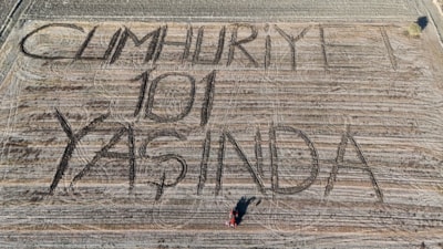 Kırklarelili çiftçi, tarlasına pullukla 'Cumhuriyet 101 yaşında' yazdı