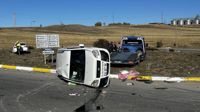 Sivas’ta otomobil ile hafif ticari araç çarpıştı: 7 yaralı