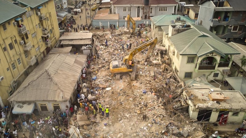 Nijerya'da 3 katlı bina çöktü! 7 kişi hayatını kaybetti