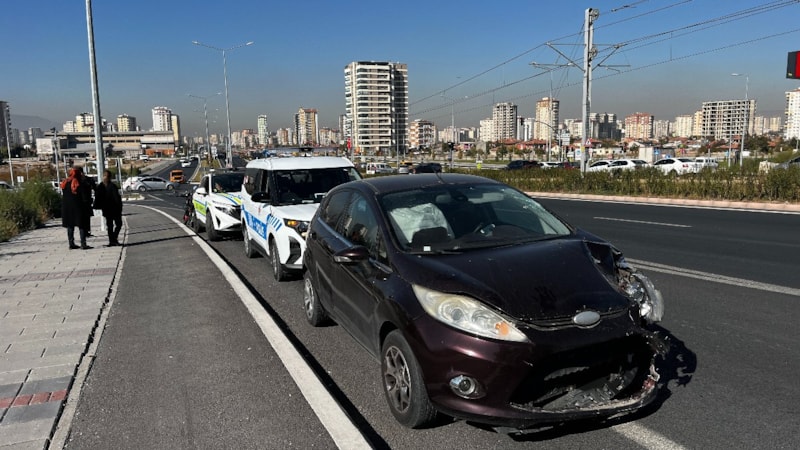 Kayseri'de çuvala koyduğu kediyi mahalleden uzaklaştırmak isterken kazada yaralandı