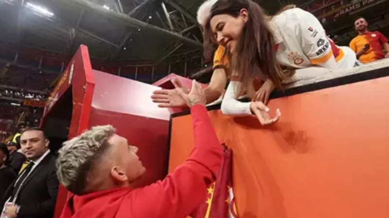 Devrim Özkan, Lucas Torreira'ya derbi için şans öpücüğü verdi