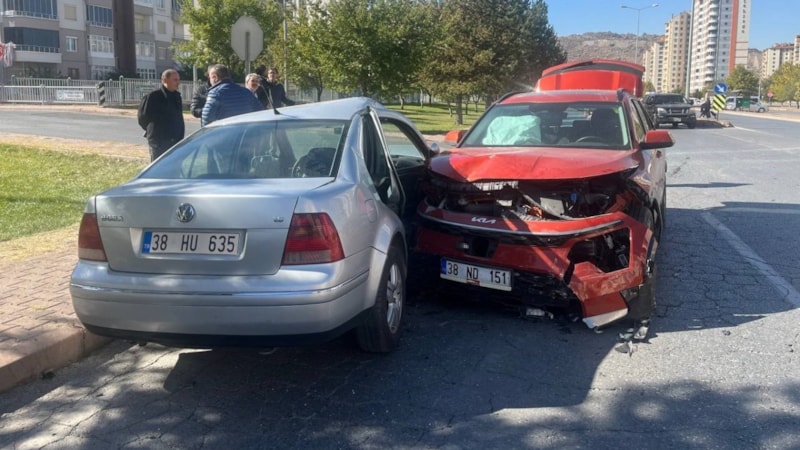 Kayseri'de otomobiller kavşakta çarpıştı: 3 yaralı