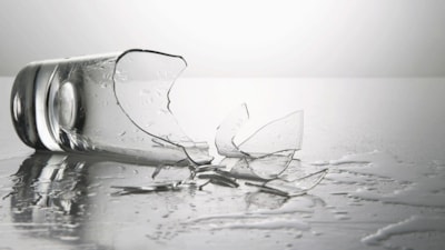 Cam kırıklarını bu yöntemle temizleyin, zerresi bile kalmayacak...