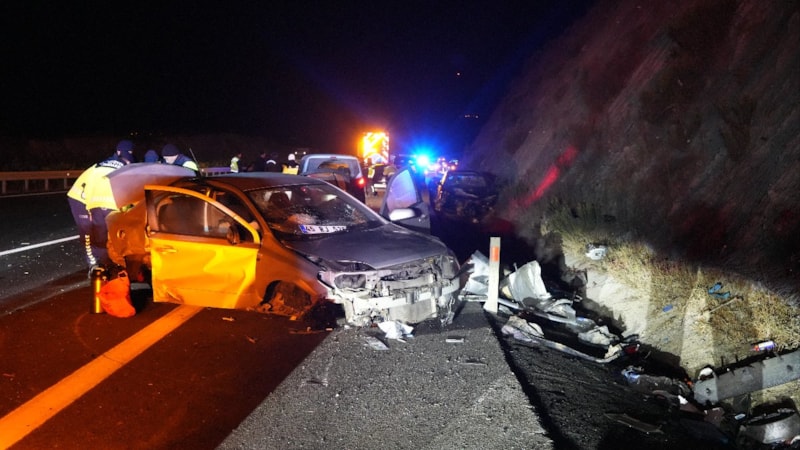 Balıkesir'de tomruk yüklü tır dehşet saçtı: 1 ölü, 9 yaralı