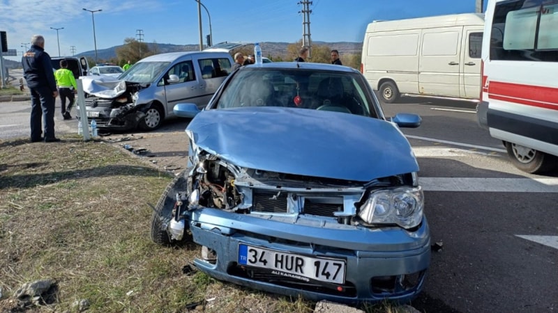 Bolu'da hafif ticari araç ile otomobil çarpıştı: 7 yaralı
