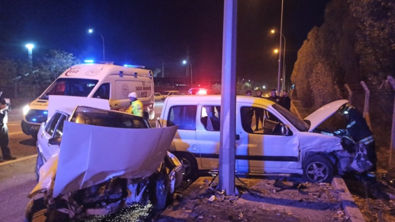 Konya’da hafif ticari araç ile otomobil çarpıştı: 2 yaralı