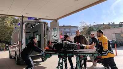 Bursa'da cam silerken 2'nci kattan düşüp ağır yaralandı