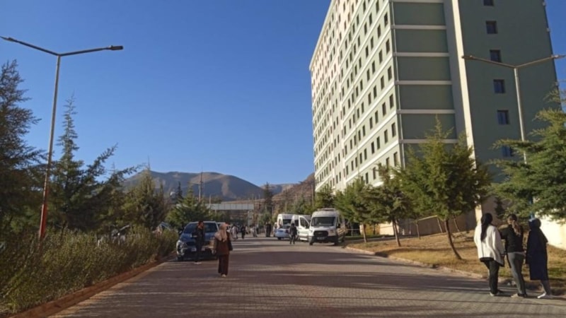 Malatya'da genç kız yurt binası önünde ölü bulundu