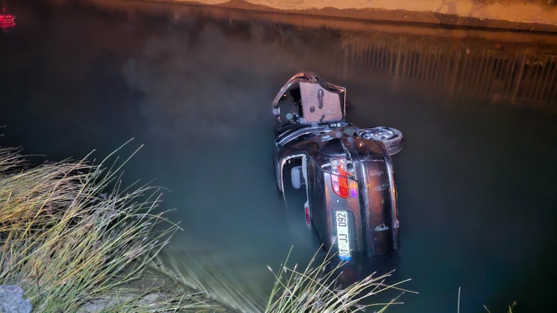 Adana'da otomobil sulama kanalına uçtu: 1 yaralı