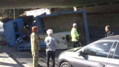 İstanbul'daki sicili kirli üst geçite bu kez vinç takıldı