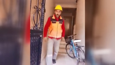 Bursa'da taşeron işçi binaya girerken çamurlu ayakkabılarını çıkarttı