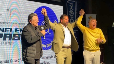 Yılmaz Vural ile Tanju Çolak, Antalya'da Efsaneler Kupası Futbol Turnuvası'nda barıştı