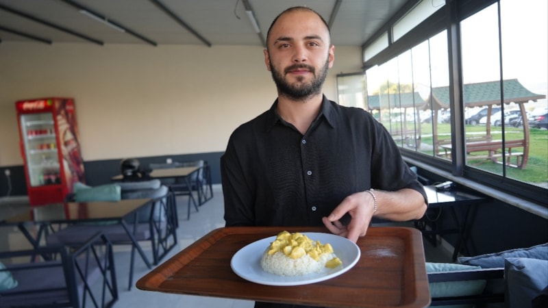 Kocaeli'de üniversite öğrencisi, pilav dükkanıyla geçimini sağlıyor