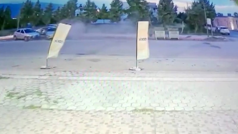 Hatay'da park halindeki araçlara ok gibi saplandı