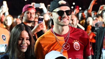 Simge Sağın, sahnede Icardi'ye gönderme yaptı