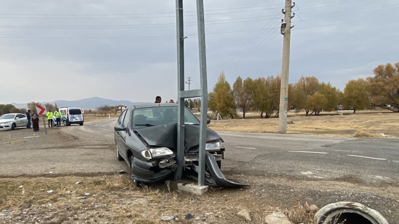 Konya'da ehliyetsiz sürücünün kullandığı otomobil direğe çarptı