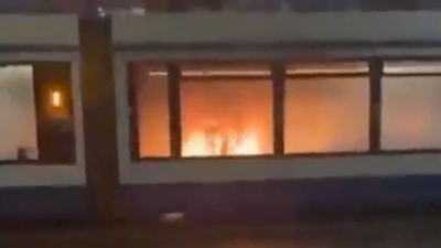 Hollanda'da göstericiler tramvayı kundakladı