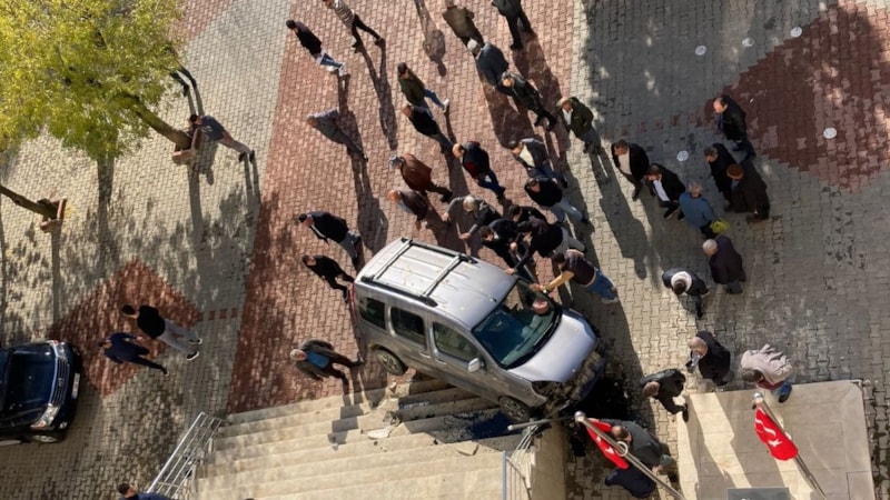 Siirt'te sürücü direksiyon başında baygınlık geçirdi