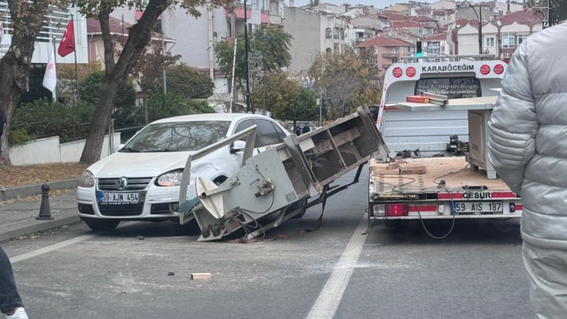 Tekirdağ'da kamyonetteki bıçkı makinesi otomobilin üzerine düştü