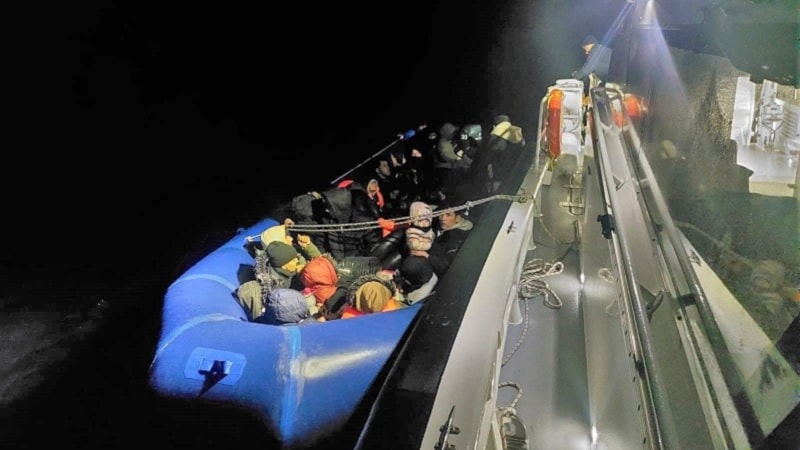 Balıkesir açıklarında 22'si çocuk 60 düzensiz göçmen yakalandı