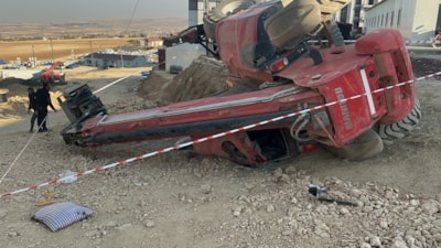 Elazığ'da çalıştırmak istedikleri kepçe devrildi: 2 ölü