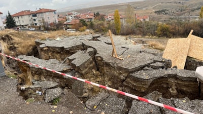 Ankara'da inşaat kazısında toprak kaydı, yanındaki 10 katlı bina tahliye edildi