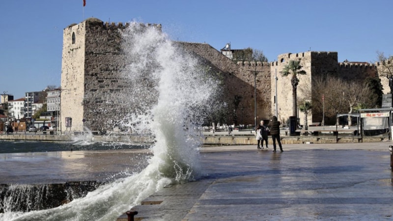 Sinop'ta metrelerce yükseklikte dalgalar oluştu