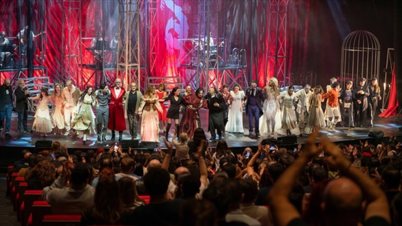 Okan Bayülgen'in yeniden kaleme aldığı Drakula oyunu, yeni yılda sahneleniyor