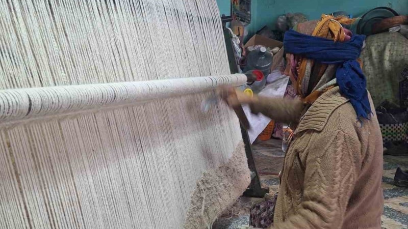 Manisa'nın kadınları geleneksel kilim dokuma sanatını sürdürüyor