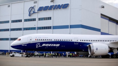 Boeing 2 binden fazla çalışanını işten çıkaracak