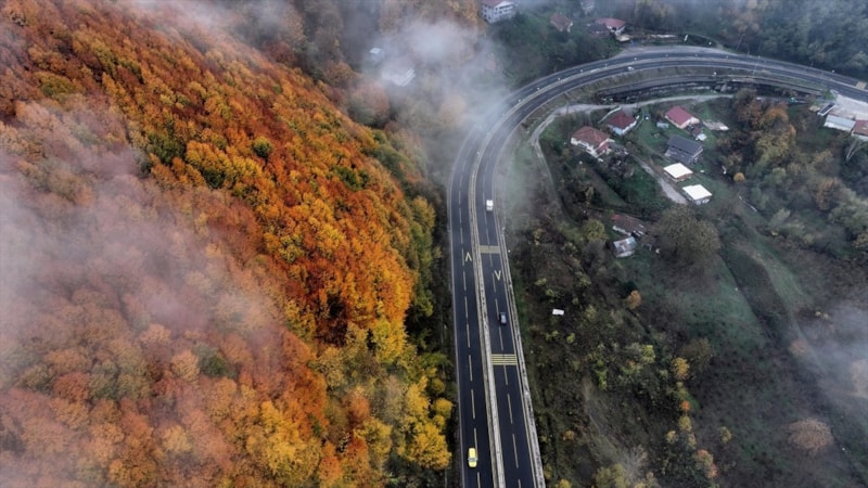 Bolu Dağı'ndan geçen sürücüler mola yerlerinde zirveden manzarayı izliyor