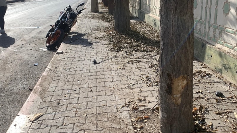Karaman'da ağaca çarpan motosiklet savruldu