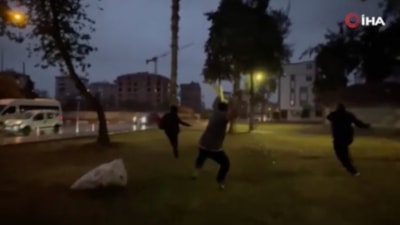 Antalya'da camiye dalan eli bıçaklı şahsı, namazı kaçıran cemaat taşla kovaladı