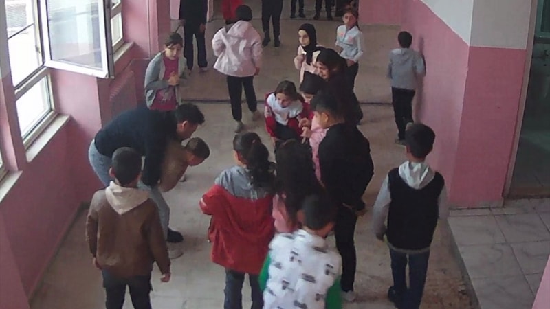 Diyarbakır'da nefes borusuna şeker kaçan öğrencisini Heimlich manevrasıyla kurtardı