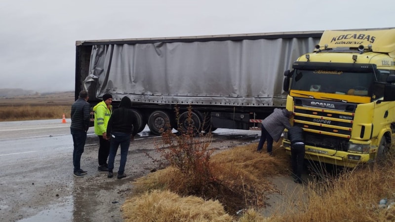 Çorum'da makaslayan tırın sürücüsü burnu bile kanamadan kurtuldu