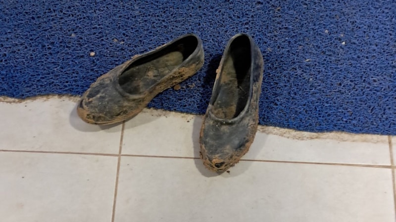 Bursa'da çamurlu ayakkabılarını çıkarıp markete girdi