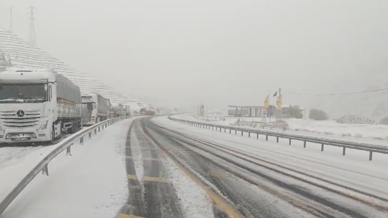Erzincan-Sivas yolundaki Sakaltutan Geçidi’nde ulaşım aksadı