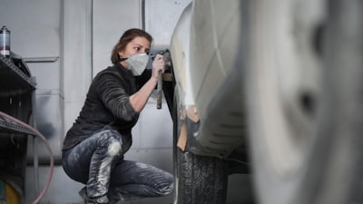 İstanbul'da Güler Usta, otomobilleri makyaj yapar gibi boyuyor