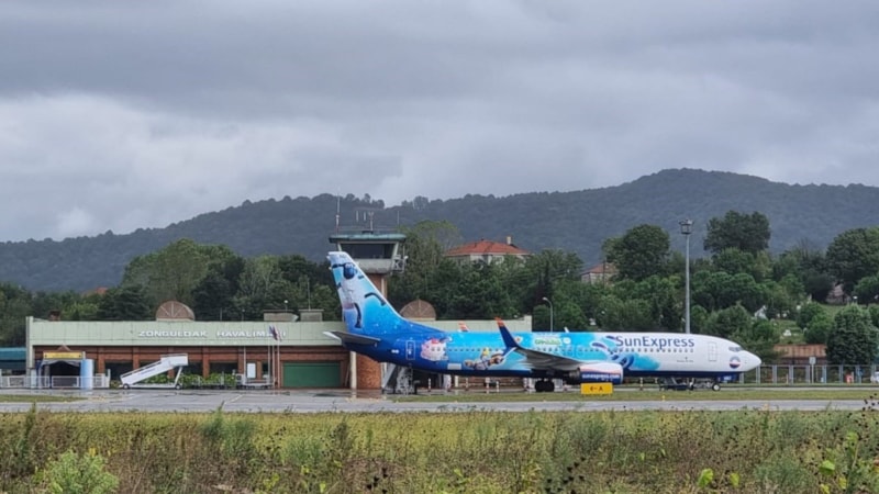 Zonguldak'a inen Alman hava yolu uçağına yıldırım isabet etti