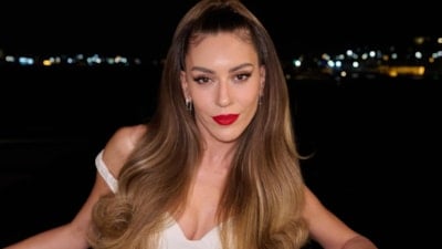 Genç kızlara taş çıkardı! Sinem Kobal beyaz mini elbisesiyle davette!