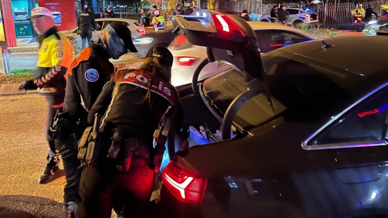 Edirne polisinden 'Şok' uygulama: Araçlar didik didik arandı