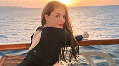 Oyuncu Mine Tugay merdivene oturup poz verdi! Takipçileri beğeni yağdırdı