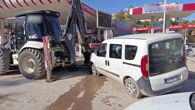 Adıyaman'da otomobil, kepçeye çarptı: 2 yaralı