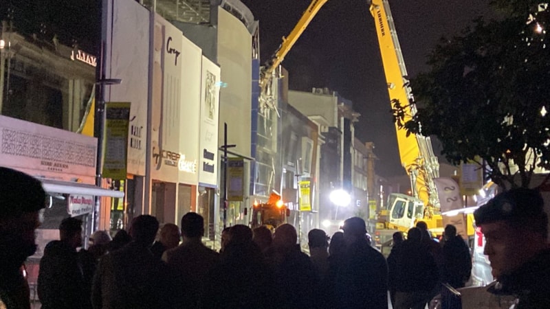 İstanbul'da yıkım sırasında çöken binanın altında kaldılar: Kurtarma çalışmaları sürüyor