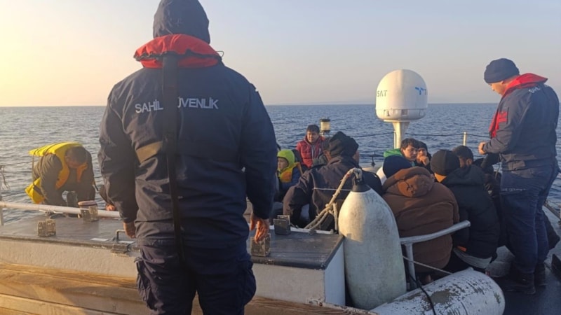 Çanakkale açıklarında 33 kaçak göçmen yakalandı