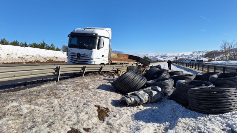 Bolu'da direksiyon başında uyuyan sürücü kaza yaptı