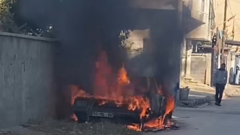 Adana'da park halindeki otomobil alev aldı